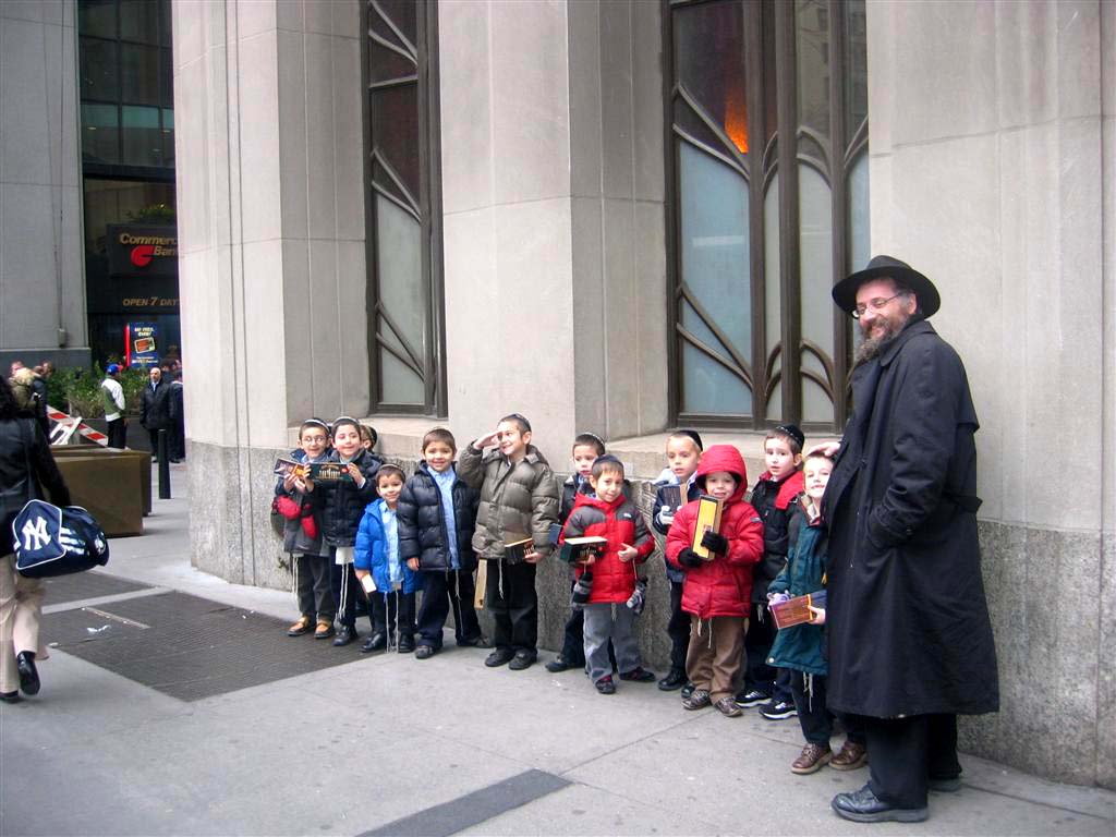 Une classe du Heder Ohalei Menahem en Tioul à Manhattan avec leur professeur, le Rav Benjamin
