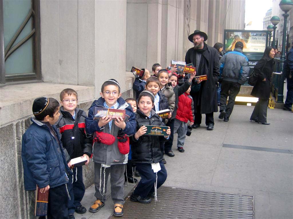 Une classe du Heder Ohalei Menahem en Tioul à Manhattan avec leur professeur, le Rav Benjamin