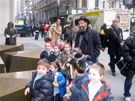Une classe du Heder Ohalei Menahem en Tioul à Manhattan avec leur professeur, le Rav Benjamin