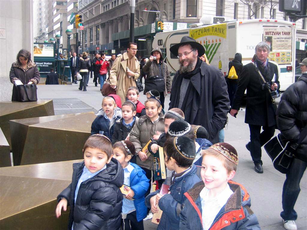 Une classe du Heder Ohalei Menahem en Tioul à Manhattan avec leur professeur, le Rav Benjamin