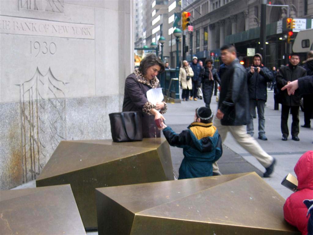 Une classe du Heder Ohalei Menahem en Tioul à Manhattan avec leur professeur, le Rav Benjamin