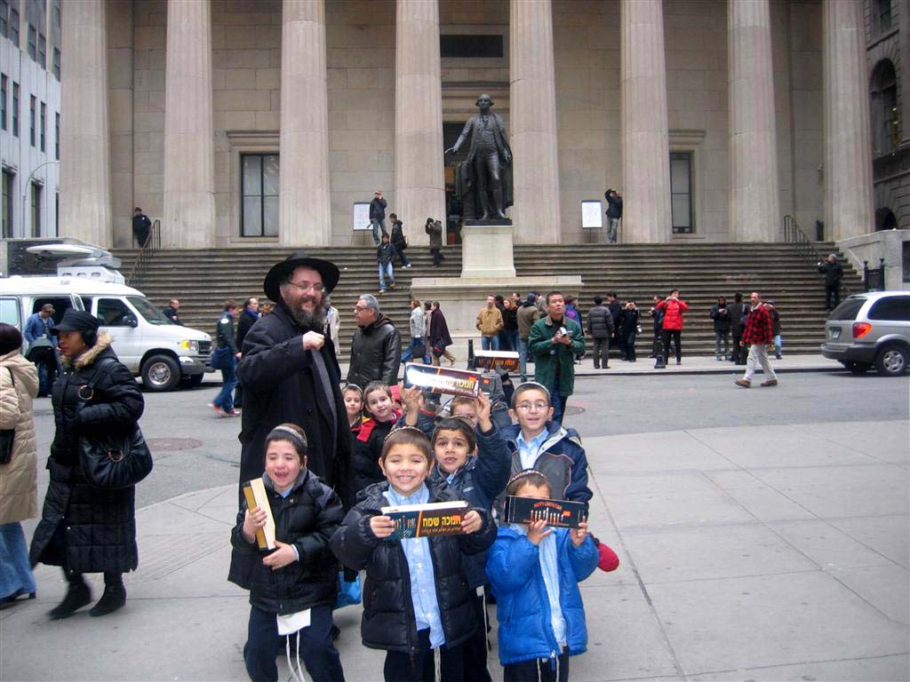 Une classe du Heder Ohalei Menahem en Tioul à Manhattan avec leur professeur, le Rav Benjamin