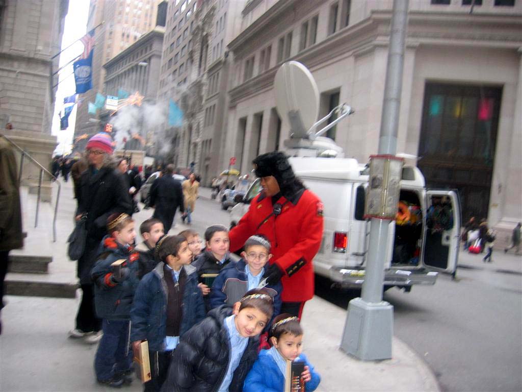 Une classe du Heder Ohalei Menahem en Tioul à Manhattan avec leur professeur, le Rav Benjamin