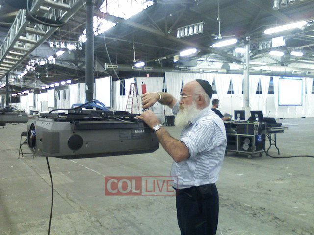 הדפסה | שלח לחבר: שמך: אימייל הנמען: תגובות לכתבה הוספת תגובה כותרת: תגובה: 1. תמיד אמרתי שרק הישראלים יודעים לנהל הפקות כאלה ענקיות (2008-11-23 15:28:13) 2. יהיה שידור חי באתר? איך אפשר לראות??? (2008-11-23 15:28:29) 3. האם נכון ? (2008-11-23 15:39:39) שקול שר עושים שם את הוידאו ?