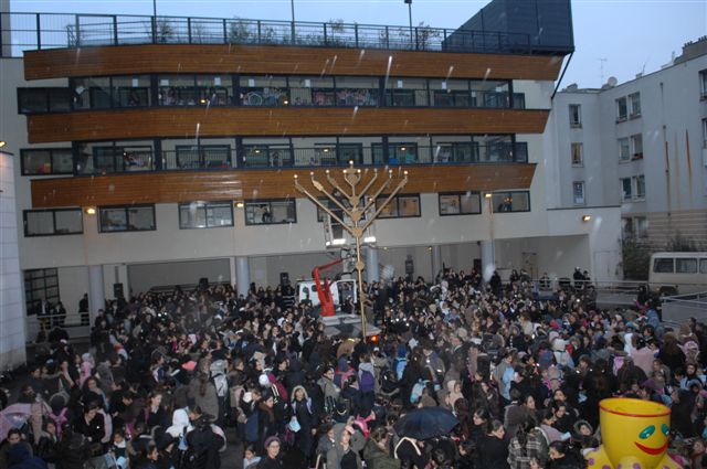 Allumage de Hanouccah à l'école Beth Haya Mouchka en présence du Président du FSJU, Mr Pierre Besnainou