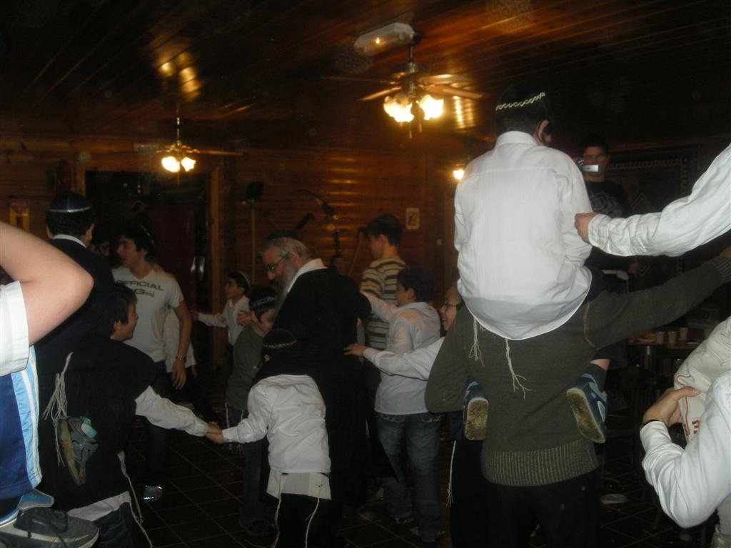 Chabbat plein à Auxerre de l'école des garçons du Beth Loubavith à l'occasion de Youd Aleph Nissan
