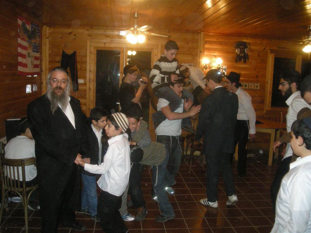 Chabbat plein à Auxerre de l'école des garçons du Beth Loubavith à l'occasion de Youd Aleph Nissan