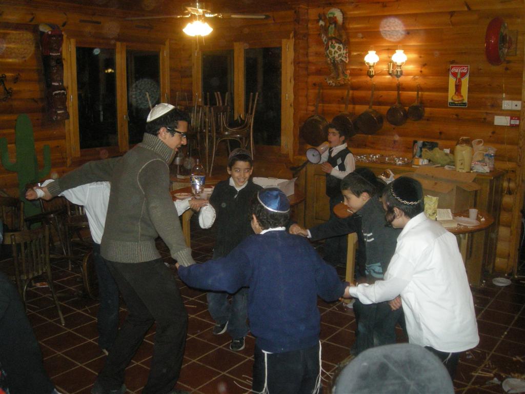 Chabbat plein à Auxerre de l'école des garçons du Beth Loubavith à l'occasion de Youd Aleph Nissan