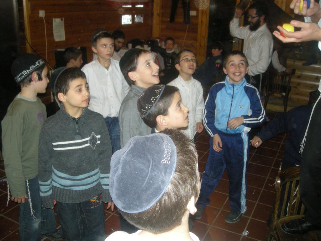 Chabbat plein à Auxerre de l'école des garçons du Beth Loubavith à l'occasion de Youd Aleph Nissan