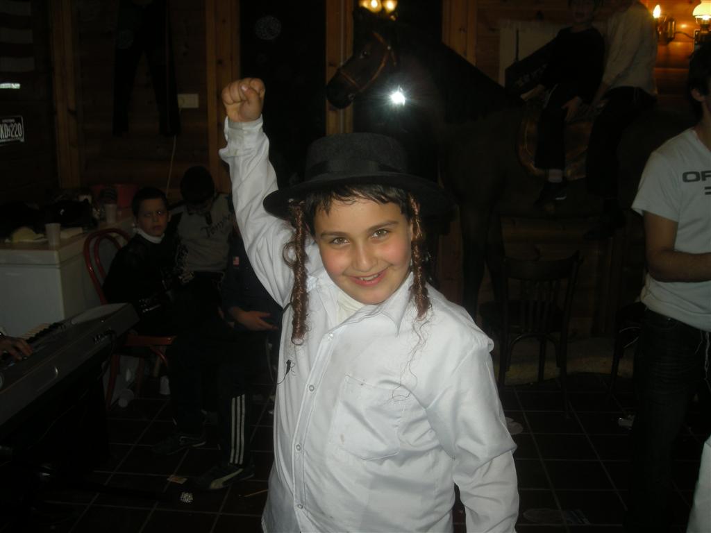 Chabbat plein à Auxerre de l'école des garçons du Beth Loubavith à l'occasion de Youd Aleph Nissan