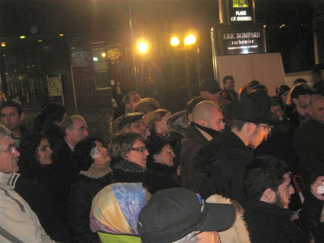 Allumage public d'une Menorah en glace à Montigny le Bretonneux St Quetin en Yvelines