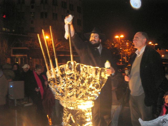 Allumage public d'une Menorah en glace à Montigny le Bretonneux St Quetin en Yvelines