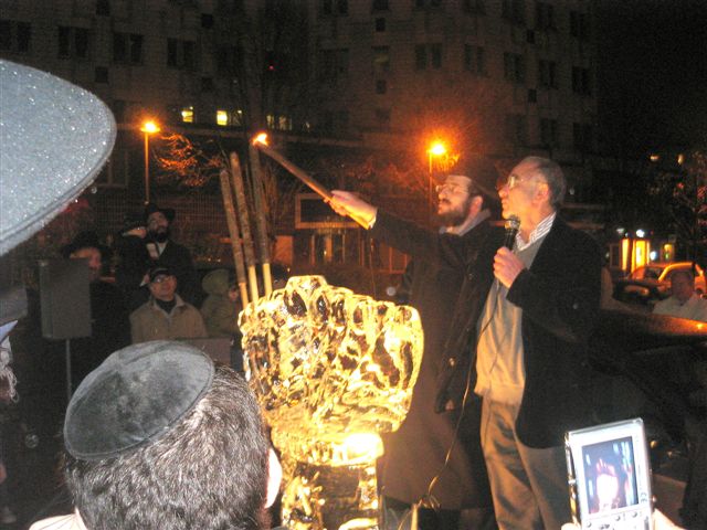 Allumage public d'une Menorah en glace à Montigny le Bretonneux St Quetin en Yvelines