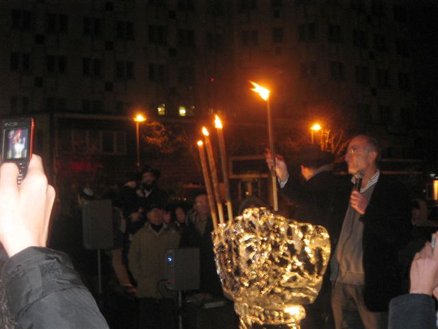 Allumage public d'une Menorah en glace à Montigny le Bretonneux St Quetin en Yvelines