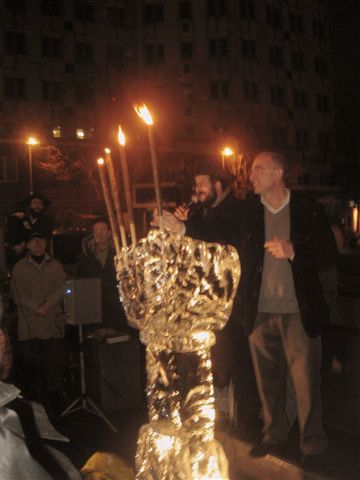 Allumage public d'une Menorah en glace à Montigny le Bretonneux St Quetin en Yvelines