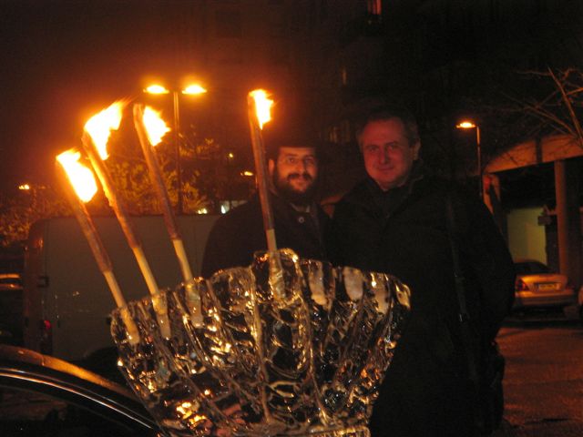 Allumage public d'une Menorah en glace à Montigny le Bretonneux St Quetin en Yvelines
