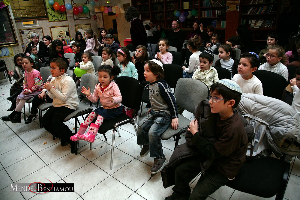Grand rassemblement d'enfants à l’occasion de la fête de Tou Bichevat au Beth Habad de Vincennes