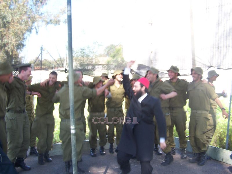Pourim 5767 avec le Rav Menahem Lattard au 770 de Kfar 'Habad et dans les bases militaires