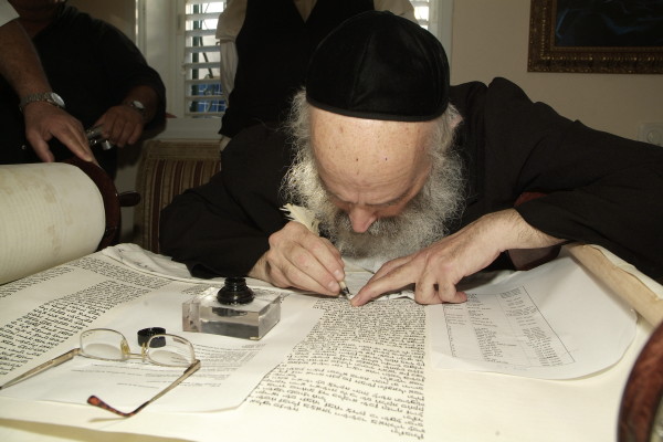 Inauguration d'un Sefer Torah par les Institutions Kesher d'Ashdod dirigées par le Rav Mendel Amar