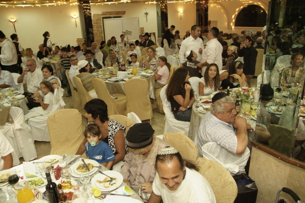 Inauguration d'un Sefer Torah par les Institutions Kesher d'Ashdod dirigées par le Rav Mendel Amar
