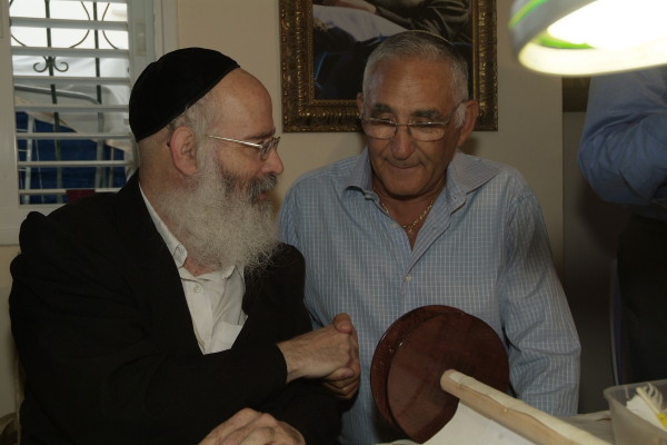 Inauguration d'un Sefer Torah par les Institutions Kesher d'Ashdod dirigées par le Rav Mendel Amar