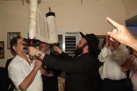 Inauguration d'un Sefer Torah par les Institutions Kesher d'Ashdod dirigées par le Rav Mendel Amar