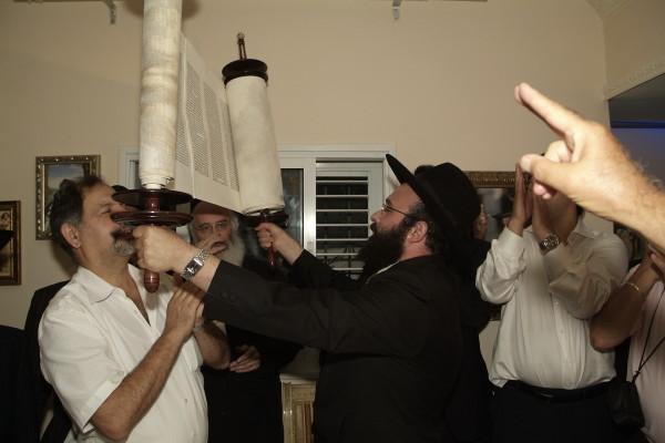 Inauguration d'un Sefer Torah par les Institutions Kesher d'Ashdod dirigées par le Rav Mendel Amar