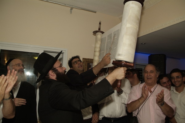 Inauguration d'un Sefer Torah par les Institutions Kesher d'Ashdod dirigées par le Rav Mendel Amar