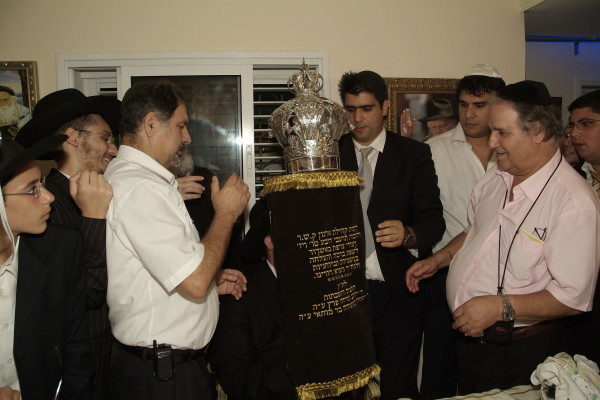 Inauguration d'un Sefer Torah par les Institutions Kesher d'Ashdod dirigées par le Rav Mendel Amar