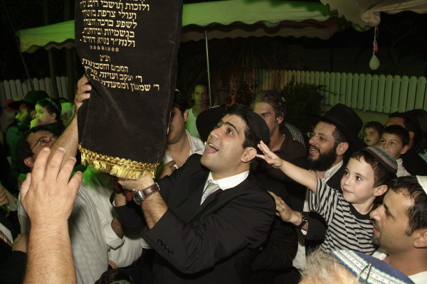 Inauguration d'un Sefer Torah par les Institutions Kesher d'Ashdod dirigées par le Rav Mendel Amar