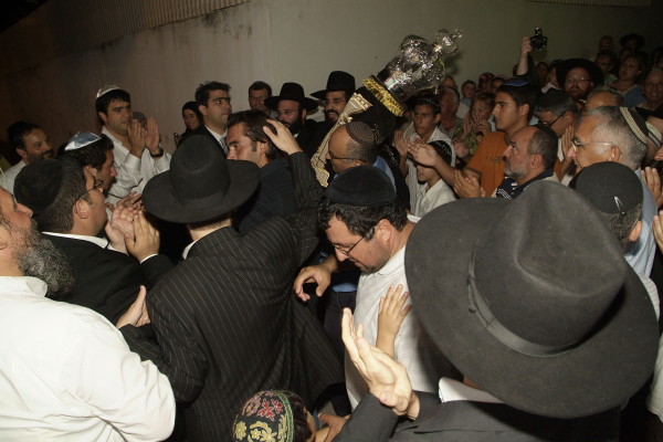 Inauguration d'un Sefer Torah par les Institutions Kesher d'Ashdod dirigées par le Rav Mendel Amar