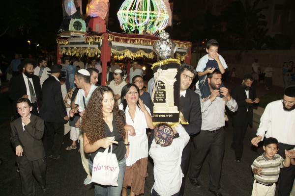 Inauguration d'un Sefer Torah par les Institutions Kesher d'Ashdod dirigées par le Rav Mendel Amar