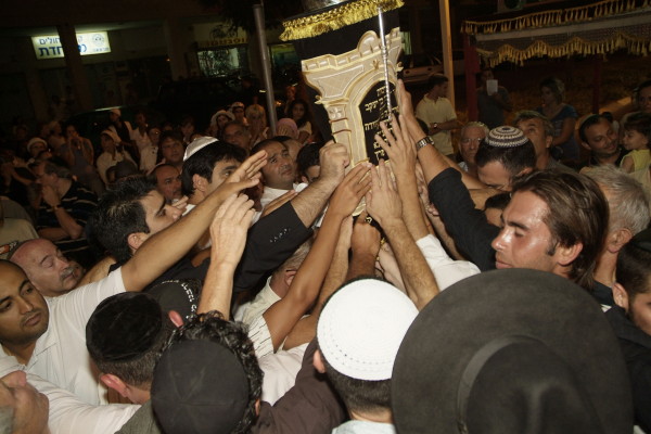 Inauguration d'un Sefer Torah par les Institutions Kesher d'Ashdod dirigées par le Rav Mendel Amar