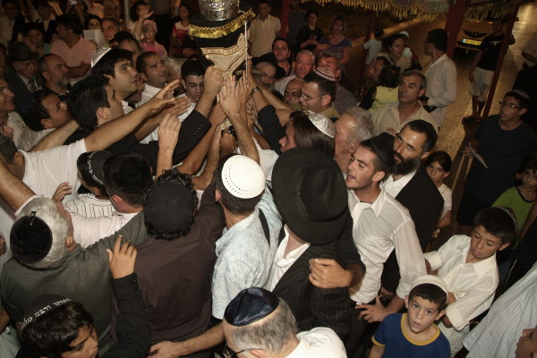 Inauguration d'un Sefer Torah par les Institutions Kesher d'Ashdod dirigées par le Rav Mendel Amar