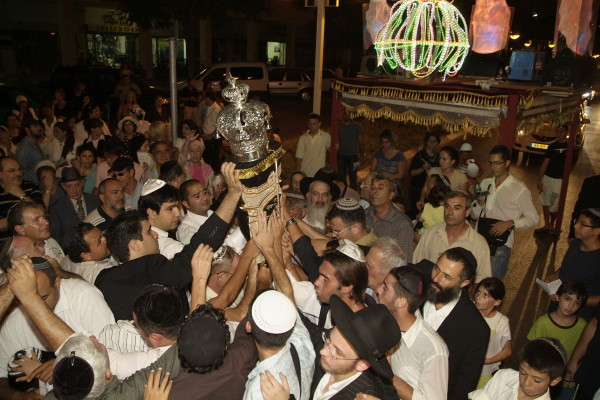 Inauguration d'un Sefer Torah par les Institutions Kesher d'Ashdod dirigées par le Rav Mendel Amar