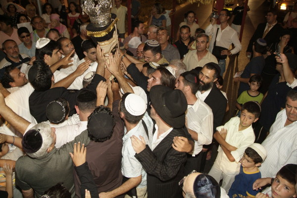 Inauguration d'un Sefer Torah par les Institutions Kesher d'Ashdod dirigées par le Rav Mendel Amar