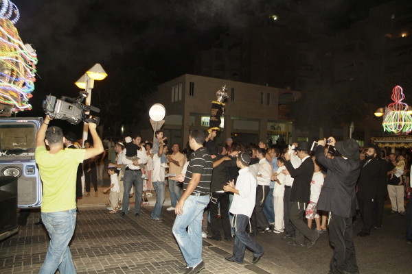 Inauguration d'un Sefer Torah par les Institutions Kesher d'Ashdod dirigées par le Rav Mendel Amar