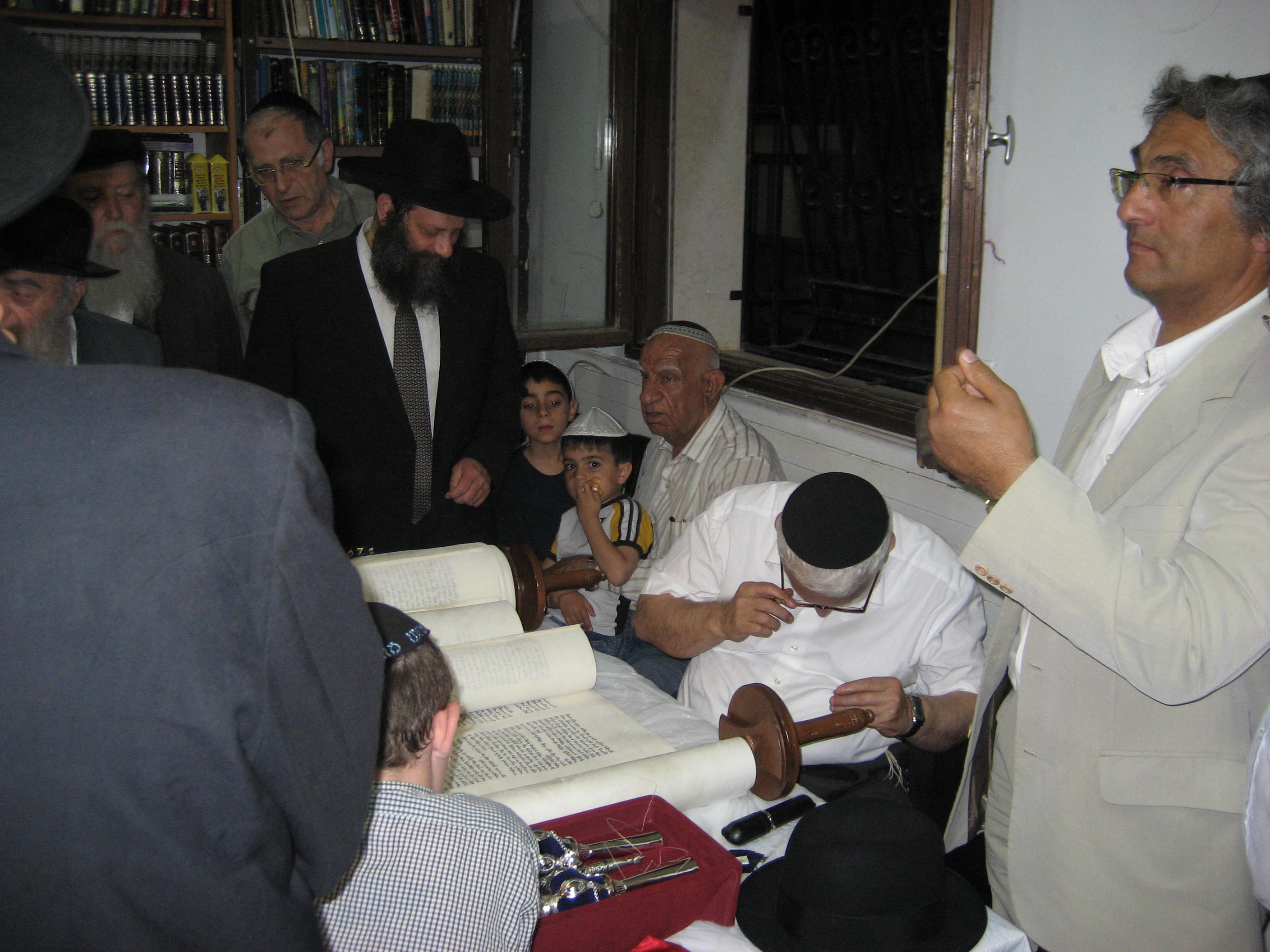 Inauguration d'un Sefer Torah au Centre francophone de Jérusalem dirigé par le Rav Itshak Habib
