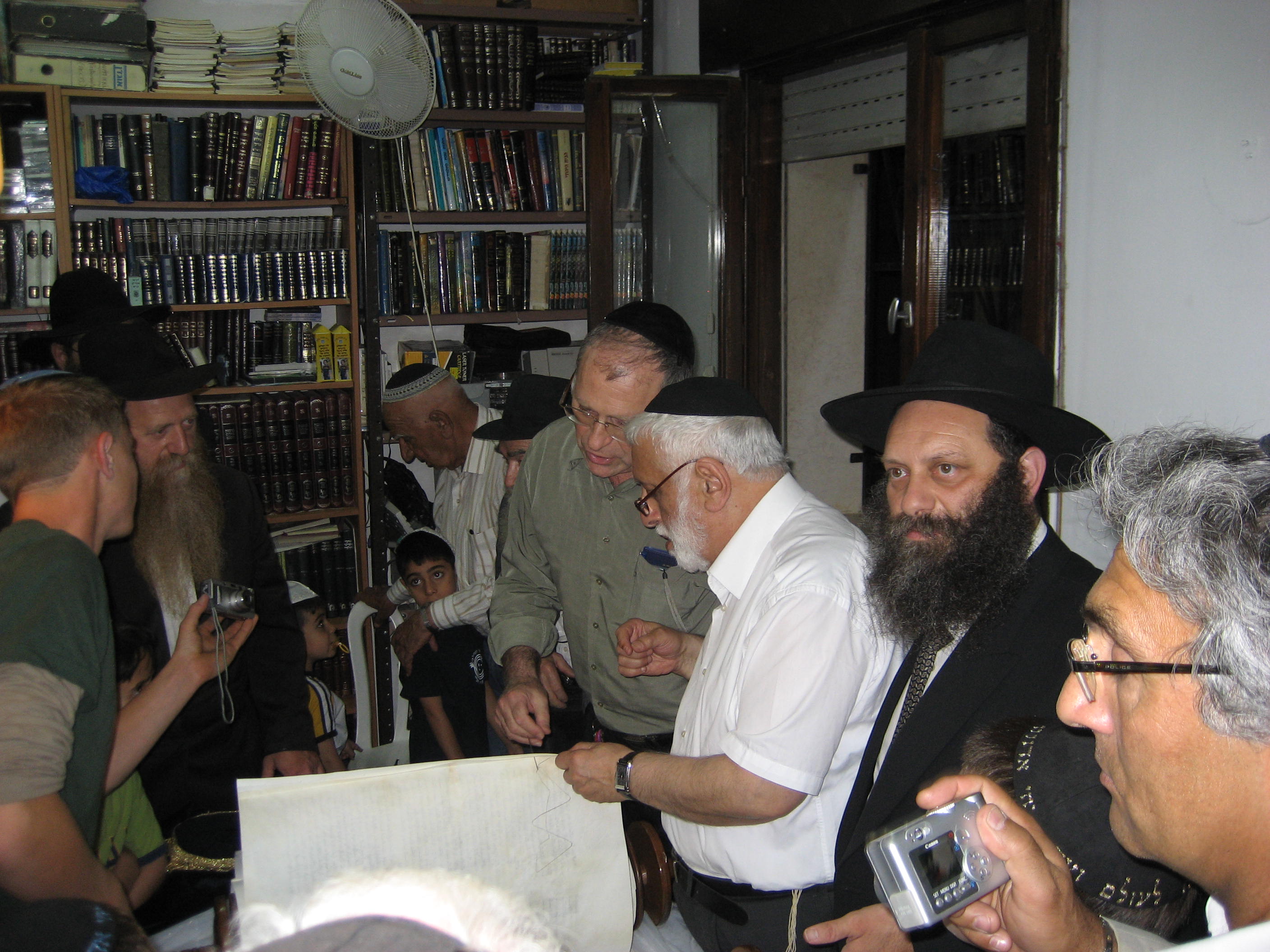 Inauguration d'un Sefer Torah au Centre francophone de Jérusalem dirigé par le Rav Itshak Habib