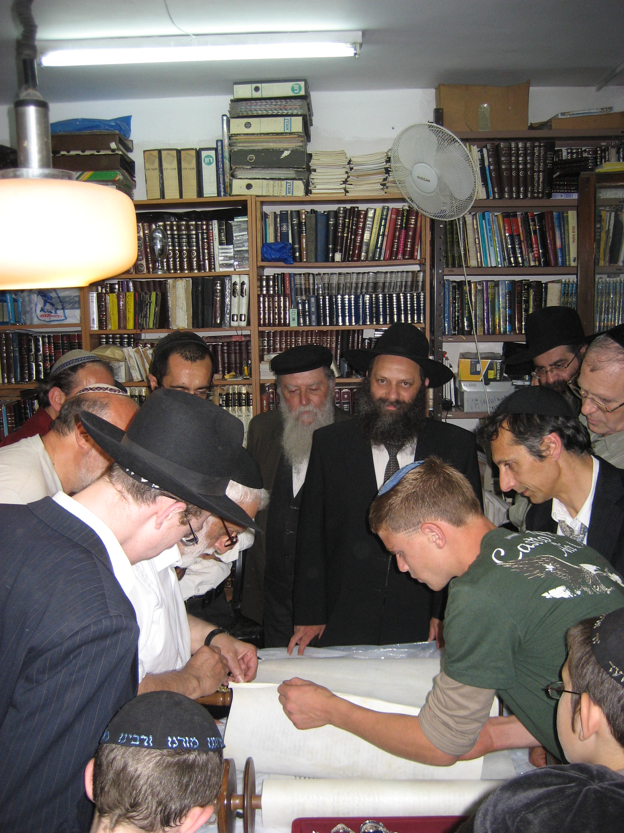 Inauguration d'un Sefer Torah au Centre francophone de Jérusalem dirigé par le Rav Itshak Habib