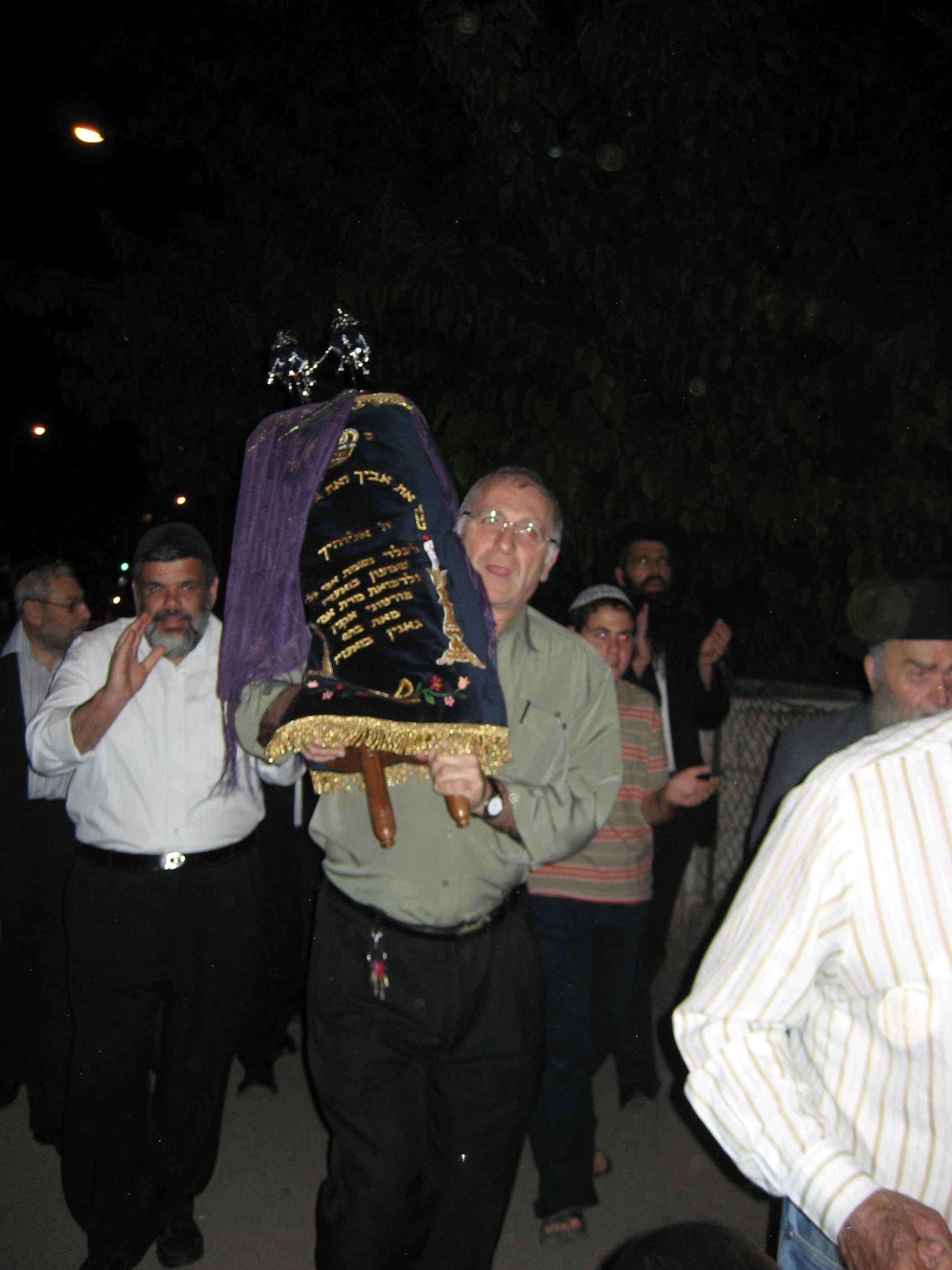 Inauguration d'un Sefer Torah au Centre francophone de Jérusalem dirigé par le Rav Itshak Habib