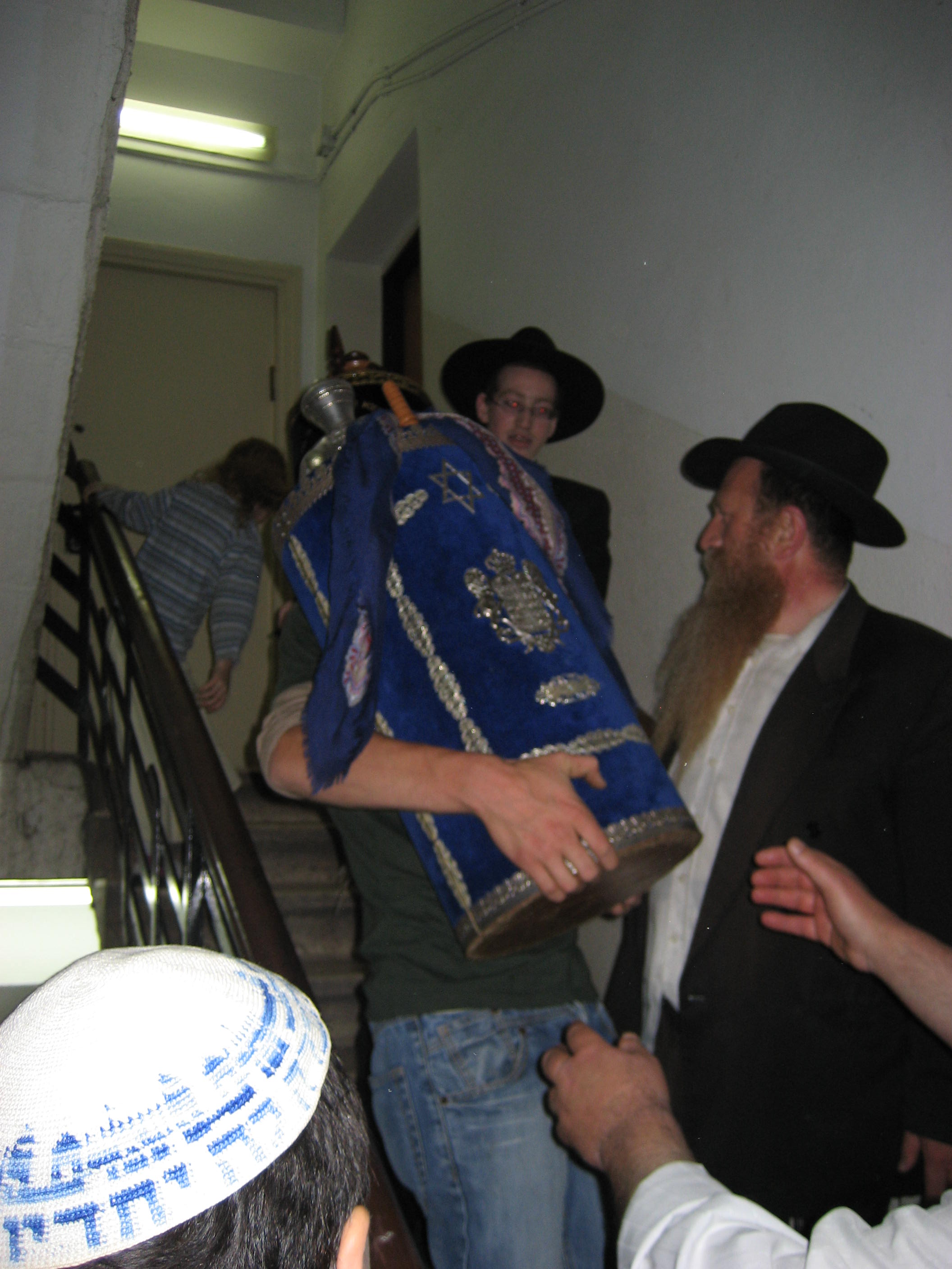 Inauguration d'un Sefer Torah au Centre francophone de Jérusalem dirigé par le Rav Itshak Habib