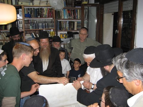 Inauguration d'un Sefer Torah au Centre francophone de Jérusalem dirigé par le Rav Itshak Habib