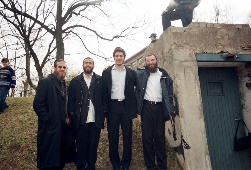 De droite a gauche Chneour Lubecki (Paris, France), Yakov Leef (Detroit, Michigan), Mendy Brename (New York City) et Berel Zaklikofsy (Detroit, Michigan)...