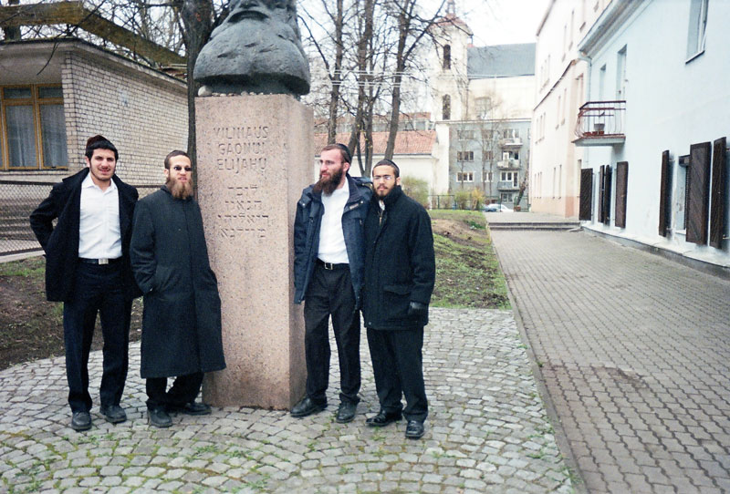 A droite la maison du Gaon de Vilna au milieu le monument du Gaon et à gauche la synagogue du Gaon qui contenait 2.000 personnes...