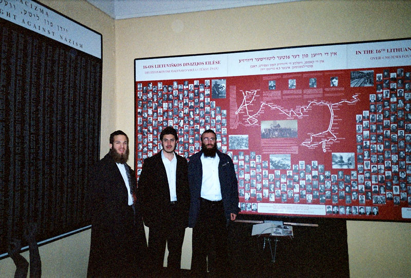 au musée de la Shoah. : photos des juifs de Vilna assassinés par les Nazis... Vilnius - Vilna 2005 Dans le cadre du Merkaz Chli’hout, 4 jeunes gens ont été envoyés pour organiser un Séder communautaire dans plusieurs endroits en Lithuanie. Ce petit pays nordique, coincé entre la Pologne et la Russie abrite une importante communauté juive qui tente de se restructurer après la dévastation qu’a semée la Shoah. Celle-ci est encore malheureusement très présente dans les cœurs et dans les paysages.