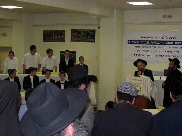 Le Rav 'Hilik Kalmenson, Roch Yéchiva de Brunoy, récite le Tehilim 103 .