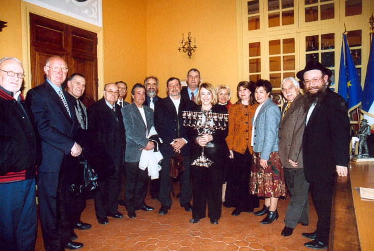 Le Rav Acher Gerebi, Chalia'h à Aix en Provence offre une Menorah au Maire de la ville