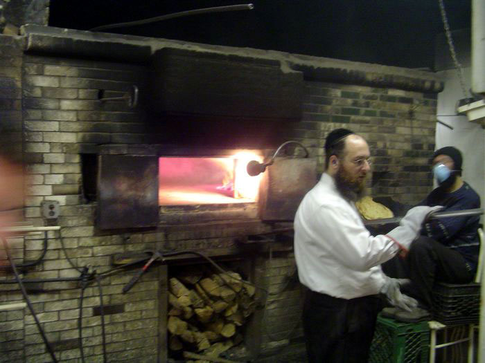 Fabrication des Matsot Chmourot à Crown Heights