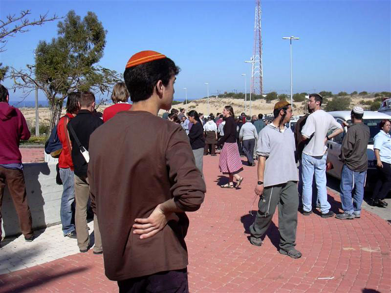 Manifestation de la population du Goush Katif contre l'arrivée des policiers palestiniens